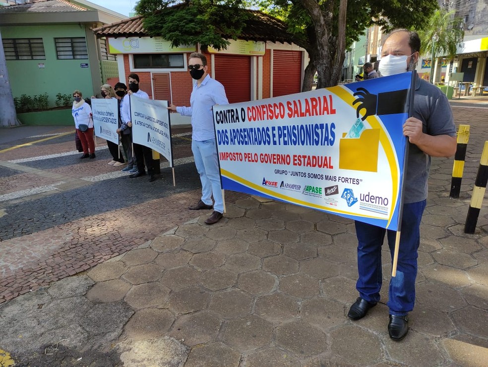 Grupo realizou protesto pacífico contra Doria em Presidente Prudente — Foto: Murilo Zara/TV Fronteira