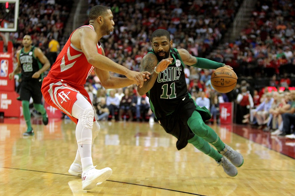 Kyrie Irving vai para cima de Eric Gordon (Foto: Erik Williams-USA TODAY Sports/Reuters)