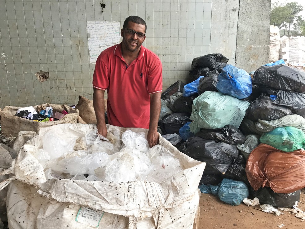 Roque de Almeida, catador que encontrou quantia de dinheiro venezuelano em lixo de Brasília  (Foto: Marília Marques/G1)