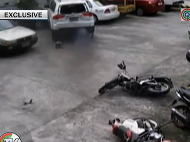 Motorista derrubou motos e colidiu contra outros veículos (Foto: Reprodução/YouTube/WarMiner Pogi)