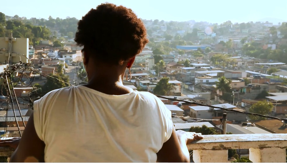 Moradora de Belford Roxo, no Rio de Janeiro, Simone de Souza conta os desafios de voltar a estudar na maturidade. Ela frequentava turmas de Educação de Jovens e Adultos (EJA) antes da pandemia, e teve que interromper os estudos. — Foto: Gustavo Wanderley/TV Globo