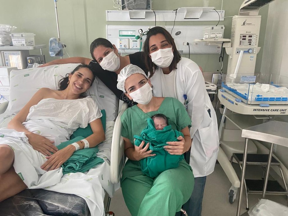 Quéren e Judá junto com a equipe médica — Foto: Reprodução/Quéren Melo