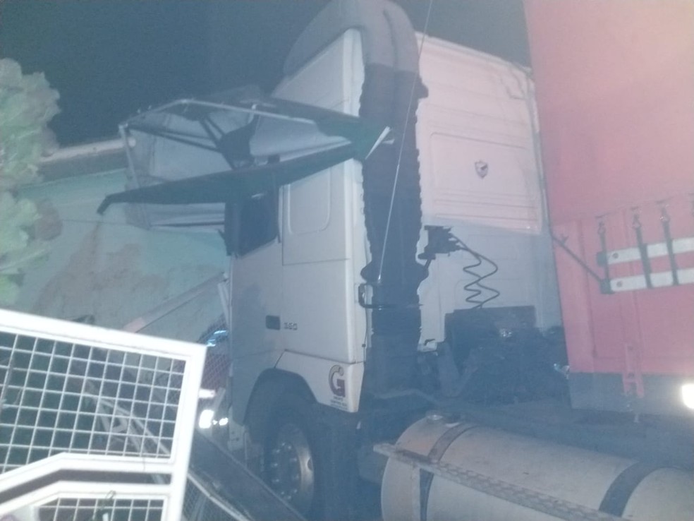 Carreta empurrou carro para dentro da cozinha de casa em acidente — Foto: Corpo de Bombeiros/ Divulgação