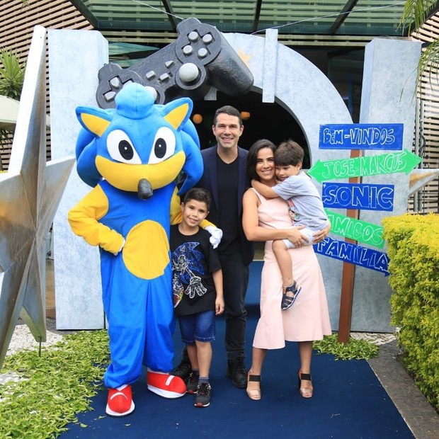 Wanessa e os filhos João Francico e João Marcus  e o marido, Marcus Buaiz (Foto: Reprodução Instagram)