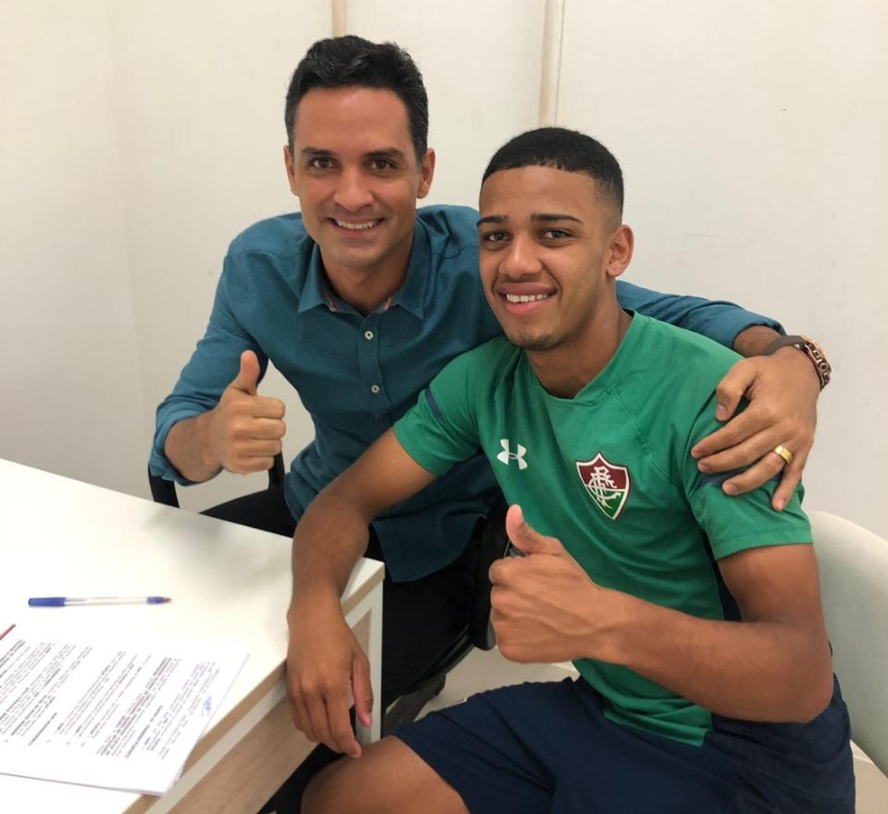 Brenner assina contrato com o Fluminense — Foto: Reprodução
