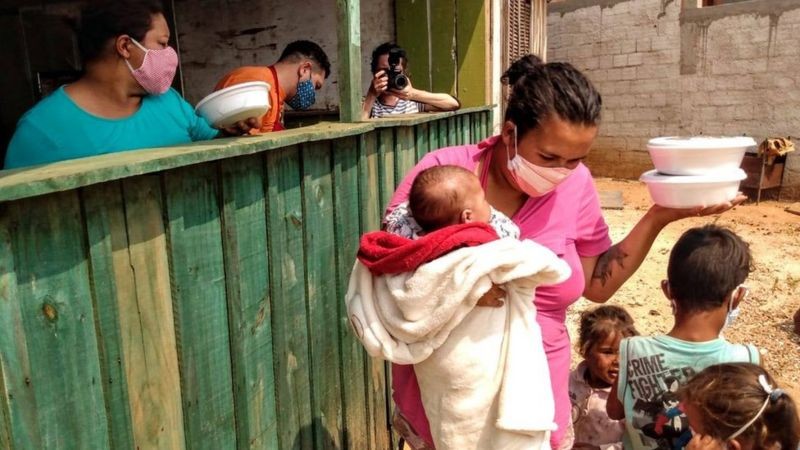 São 19 milhões de brasileiros passando fome, uma em cada três crianças anêmicas e um auxílio emergencial médio que só compra 38% da cesta básica. (Foto: EDNUBIA GHISI E REGIS LUÍS CARDOSO/FOTOS PÚBLICAS via BBC Brasil )