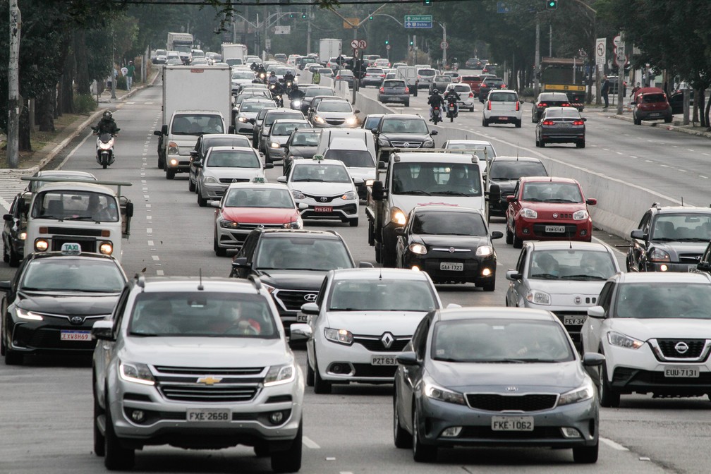 Trânsito de veículos na Avenida Prestes Maia, na região central de São Paulo, na manhã desta quarta-feira (10). O comércio de rua na cidade de São Paulo volta a ter o funcionamento liberado a partir desta quarta-feira após mais de dois meses de restrições para evitar a propagação do novo coronavírus — Foto: Fábio Vieira/Fotorua/Estadão Conteúdo