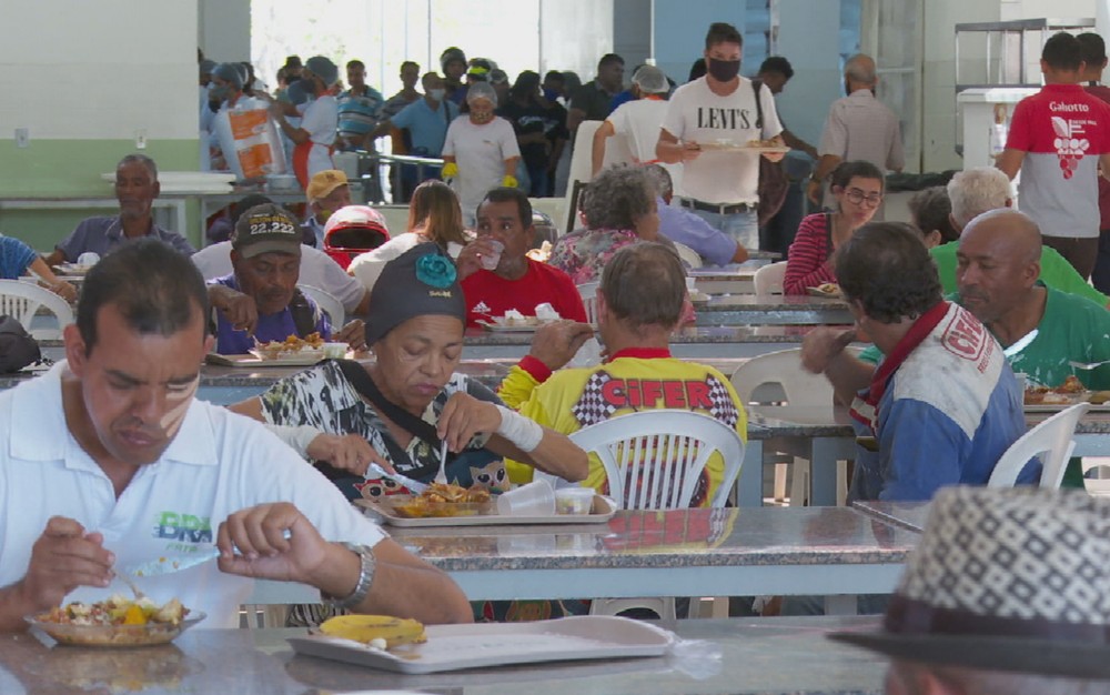 Restaurante comunitário volta a servir refeições presenciais em 13 unidades em Goiás; veja endereços
