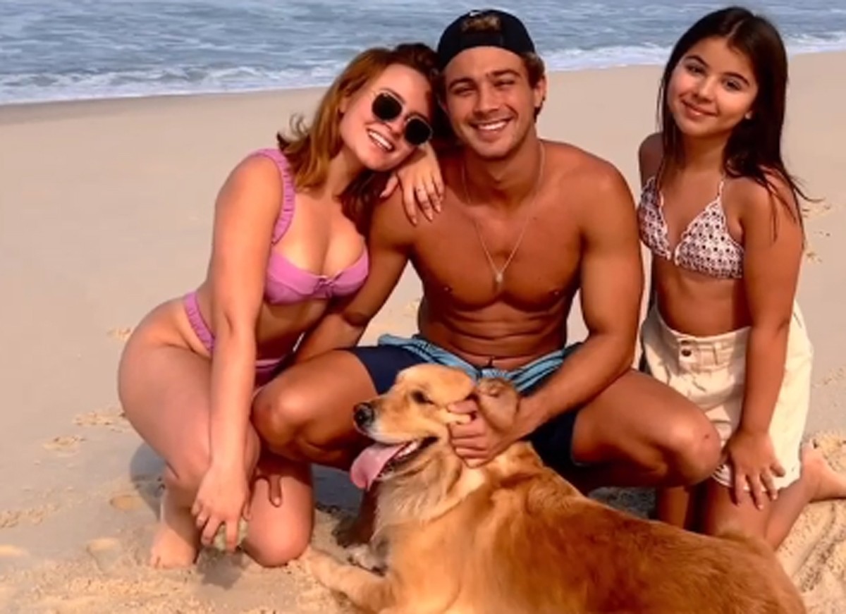 Larissa Manoela, André Luiz Frambach e Vittoria Tosi curtem praia juntos (Foto: Reprodução / Instagram)