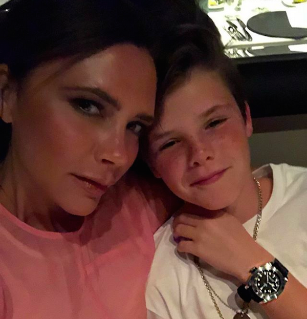 Victoria Beckham com um dos filhos (Foto: Instagram)