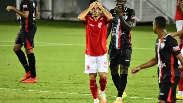 Anderson Paraíba acertou o travessão do Salgueiro