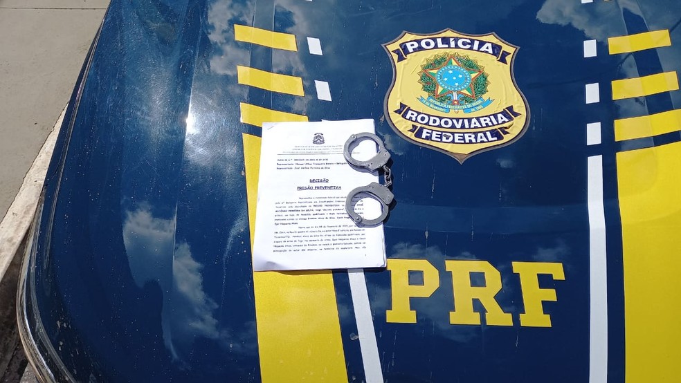 Homem suspeito de ser "matador de aluguel" foi preso na DF-180, em Ceilândia — Foto: PRF/ Divulgação