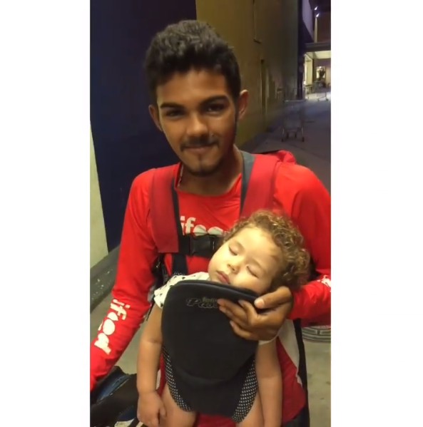 Vídeo de Isaque fazendo entregas com o filho na bike viralizou (Foto: Reprodução Instagram)