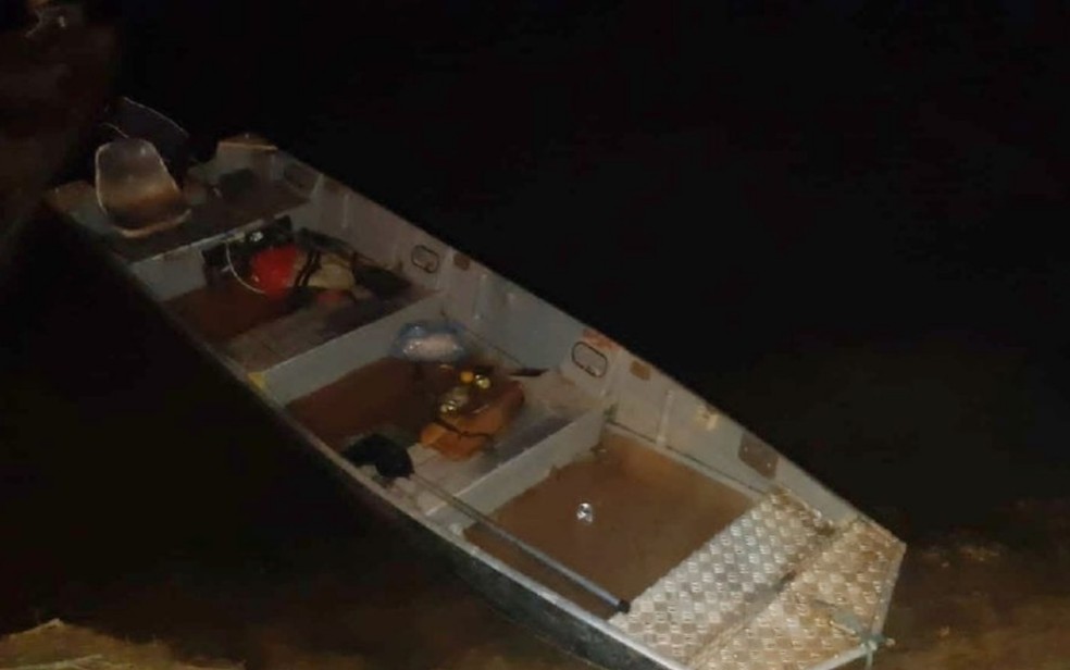 Canoa em que empresário estava antes de cair em Pires do Rio — Foto: Divulgação/Corpo de Bombeiros