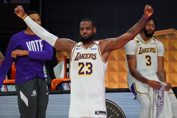 LeBron James liderou a equipe do Los Angeles Lakers em seu 17º título (Foto: Getty)