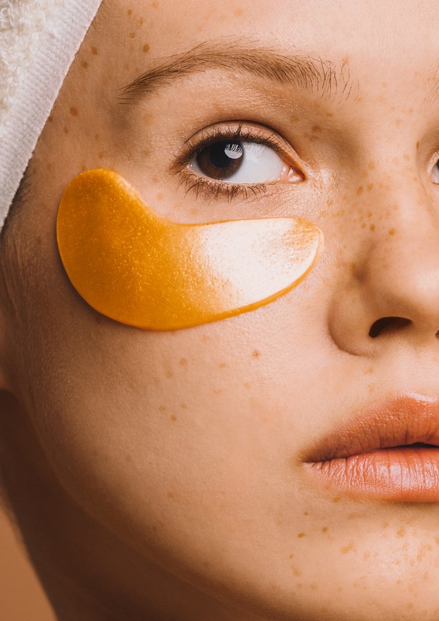 Girl in towel with gold-colored hyaluronic eye mask on her face (Foto: Getty Images)