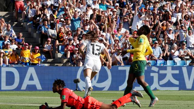 Dabritz comemora gol da Alemanha no fim do primeiro tempo
