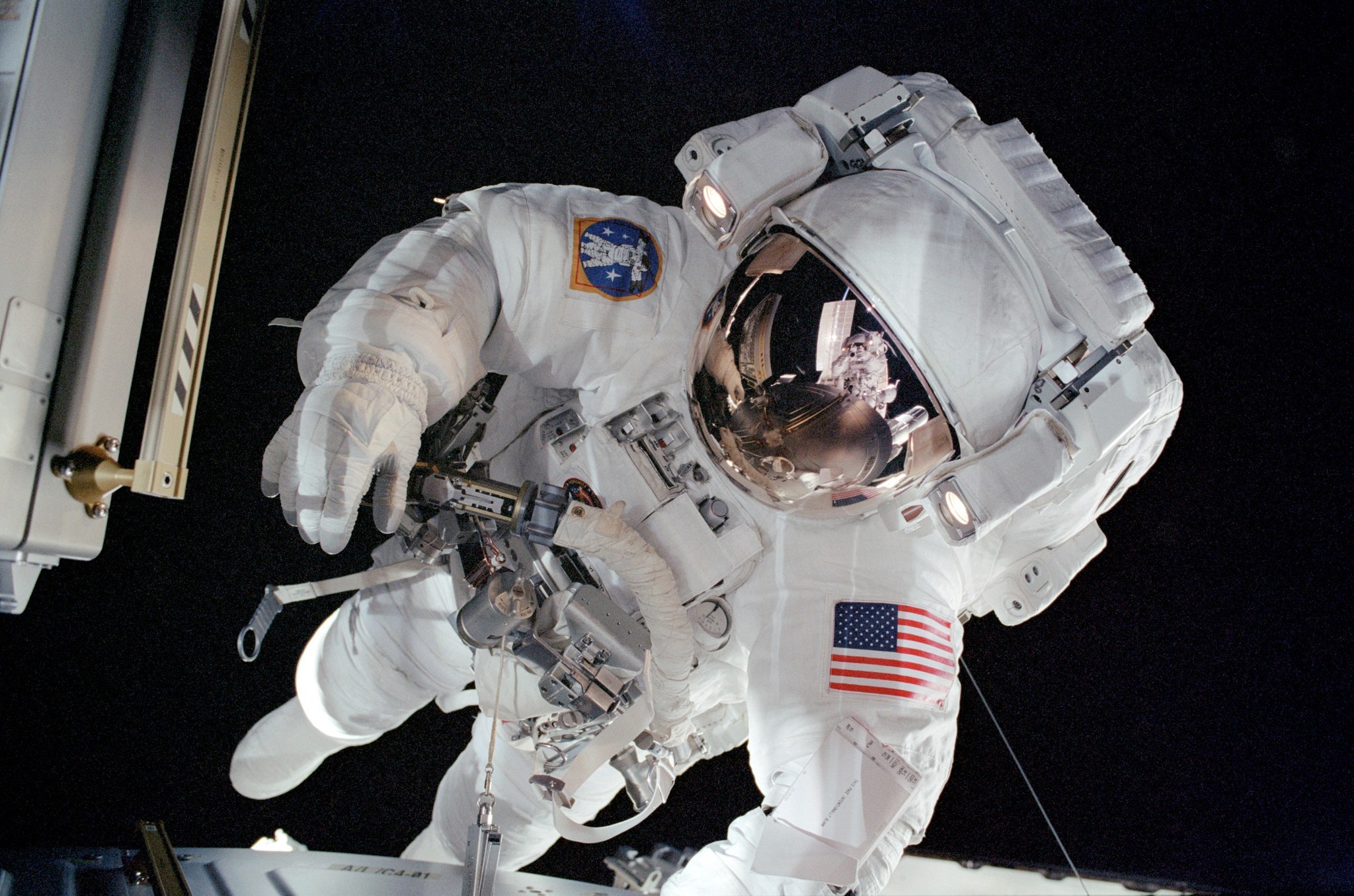 A identidade do astronauta tratado recentemente não foi compartilhada pelos médicos. Acima, Patrick Forrester durante uma caminhada espacial, em 2001 (Foto: NASA) (Foto: Nasa)