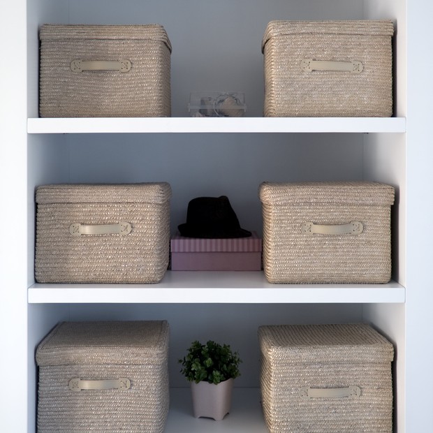 Bedroom closet with storage bins and shelves (Foto: Getty Images)