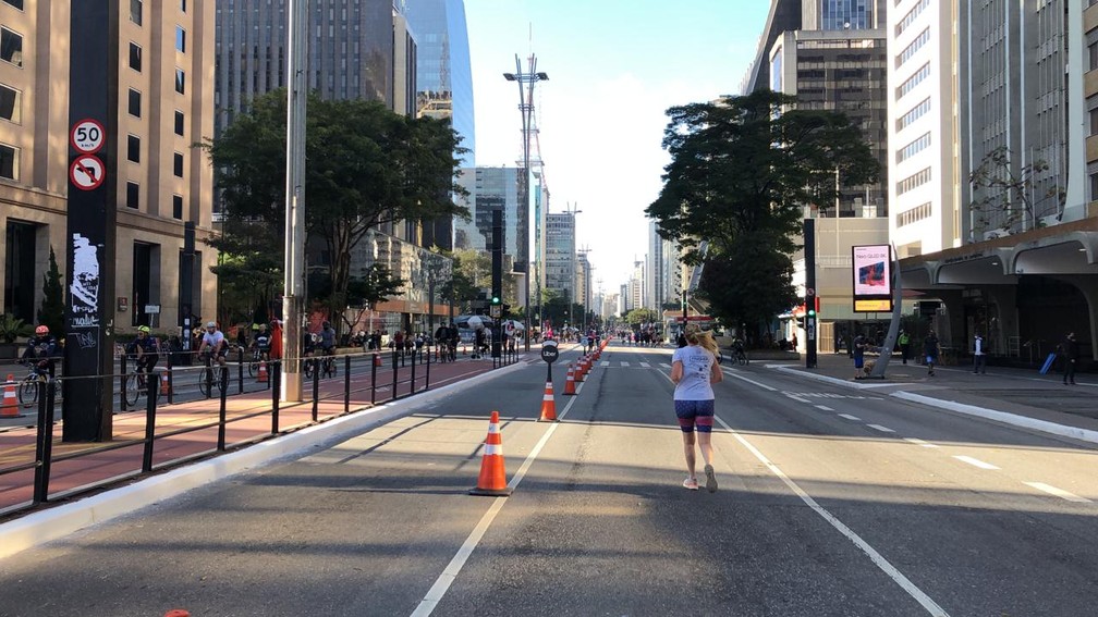 Movimentação da Avenida Paulista na manhã deste domingo após reabertura aos pedestres — Foto: Cinthia Toledo/TV Globo