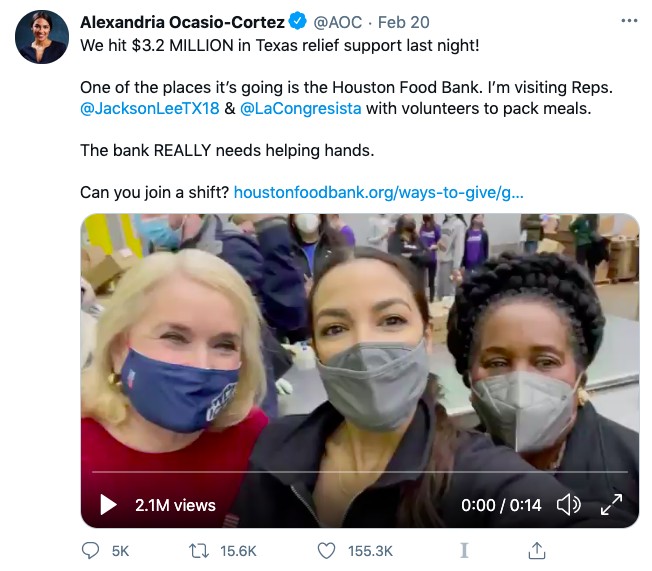 Alexandra Ocasio-Cortez atua como voluntária no Texas e ajuda a arrecadar US$ 3,2 milhões (Foto: Reprodução/Twitter)