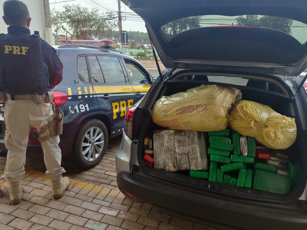 Polícia Rodoviária Federal apreende grande quantidade de maconha encontrada em carro abandonado  — Foto: Polícia Rodoviária Federal /Divulgação