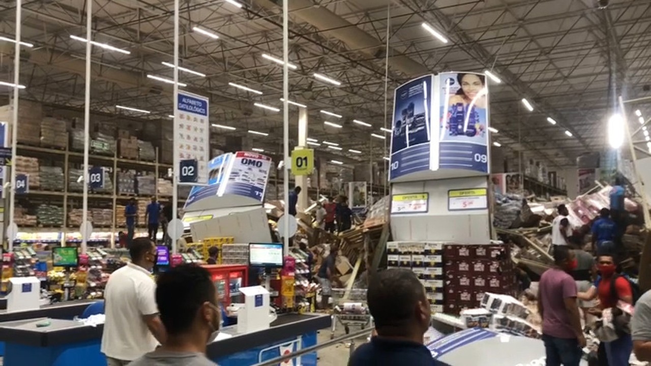 Prateleiras desabam em supermercado de São Luís (MA)