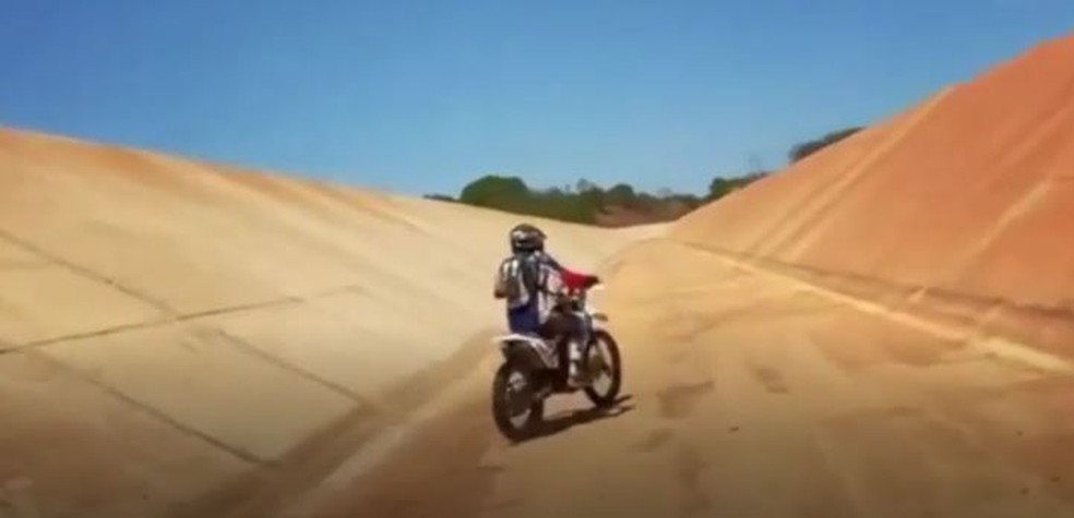 Motociclista é filmado fazendo manobras em canal em obras em Barbalha, no interior do Ceará. — Foto: Reprodução