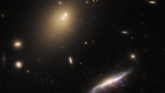 Telescópio Hubble registra imagem de 
"água-viva galáctica"
