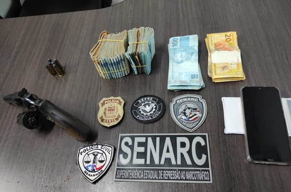 Armas e dinheiro encontrados com Laercio Augusto Dias durante a prisão em Teresina — Foto: Divulgação/Polícia Civil 