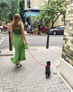 Vestido xadrez em acid green da Ganni  (Instagram Naomi Smart/ Reprodução)