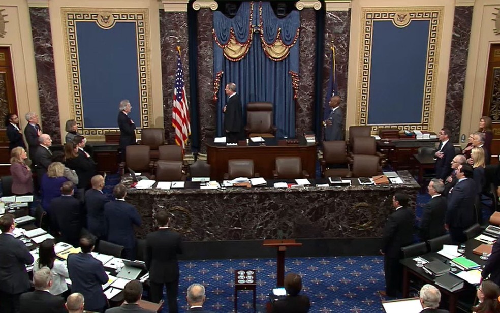 Imagem retirada de vídeo mostra senadores fazendo o juramento no início da sessão de julgamento do impeachment de Donald Trump no Senado na quarta-feira (29), em Washington — Foto: HO/US Senate TV/AFP