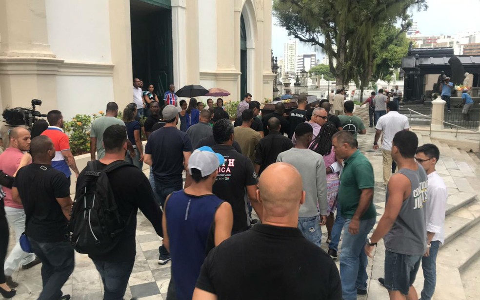 Dezenas de familiares e amigos compareceram ao sepultamento  — Foto: Renam Pinheiro/TV Bahia