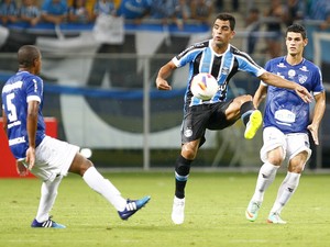 Maicon celebra estreia e quer fazer o simples para crescer mais no Grêmio