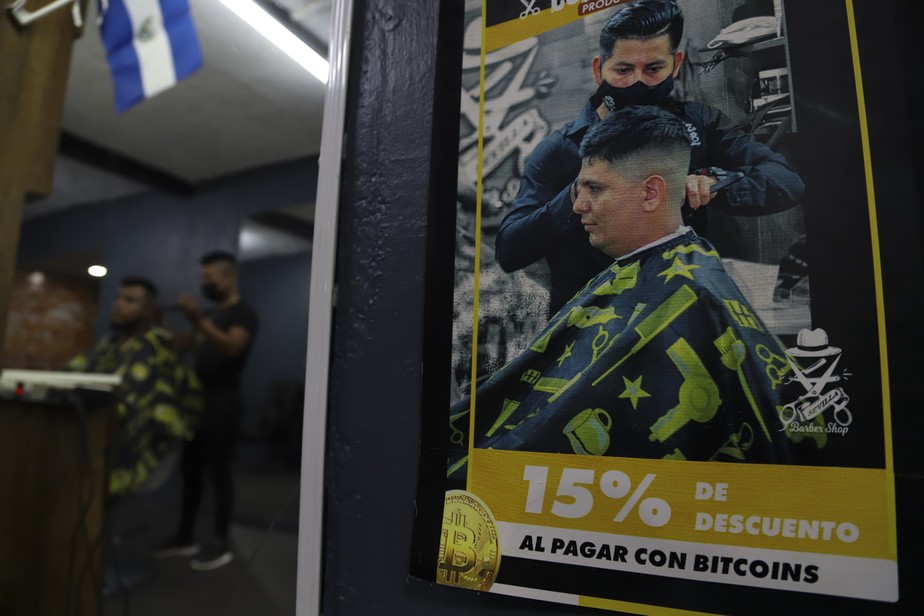 Uma placa dentro de uma barbearia anuncia descontos para quem pagar com a criptomoeda Bitcoin em Santa Tecla, El Salvador