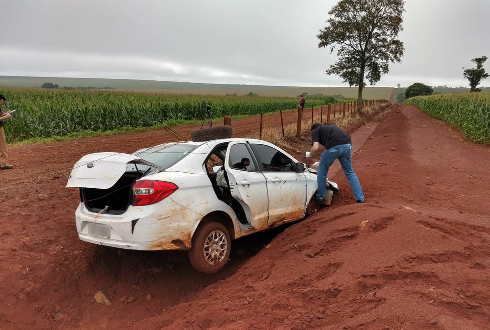 o carro, que foi deixado em uma vala aparentemente depois de um acidente, pertence a uma locadora de veÃ­culos de Porto Alegre (RS) â Foto: Zito Terres/RPC