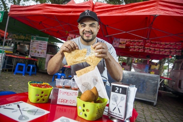 Feirante viraliza com pastel e coxinha em formato de capivara e