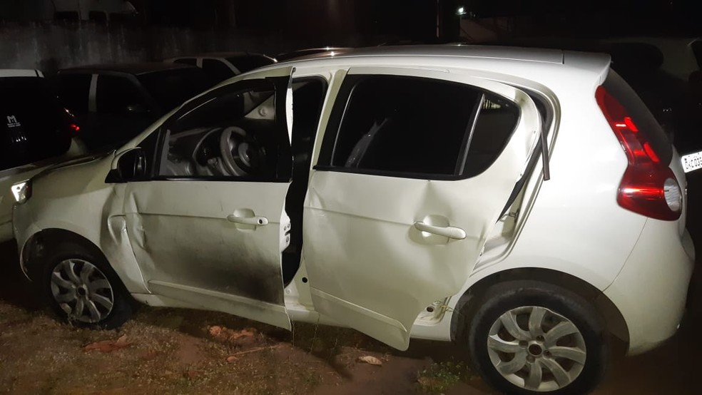 Palio branco foi o primeiro veículo a ser tomado pelos criminosos em trecho da BR-304, na noite desta segunda-feira (9) — Foto: Sérgio Henrique Santos/Inter TV Cabugi