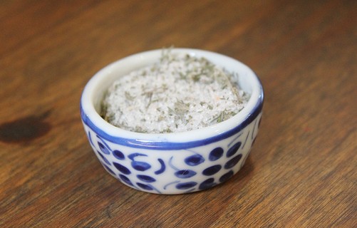 A herborista também ensinou a fazer um sal de ervas: 200 g de sal rosa do Himalaia ou sal marinho, duas colheres de sopa de tomilho e de sálvia secos