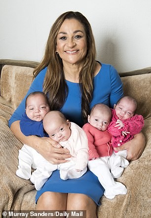 Tracey, 51, é a mãe mais velha de quádruplus do Reino Unido (Foto: Daily Mail)