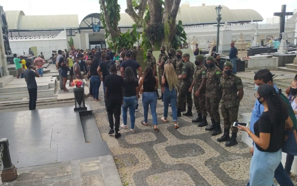 Soldado do Exército que morreu em acidente de moto é enterrado sob forte comoção em Salvador — Foto: Lisboa Junior/TV Bahia