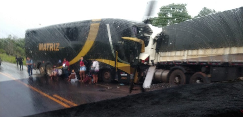 Ônibus e carreta bateram de frente em Presidente Médici — Foto: Facebook/Reprodução