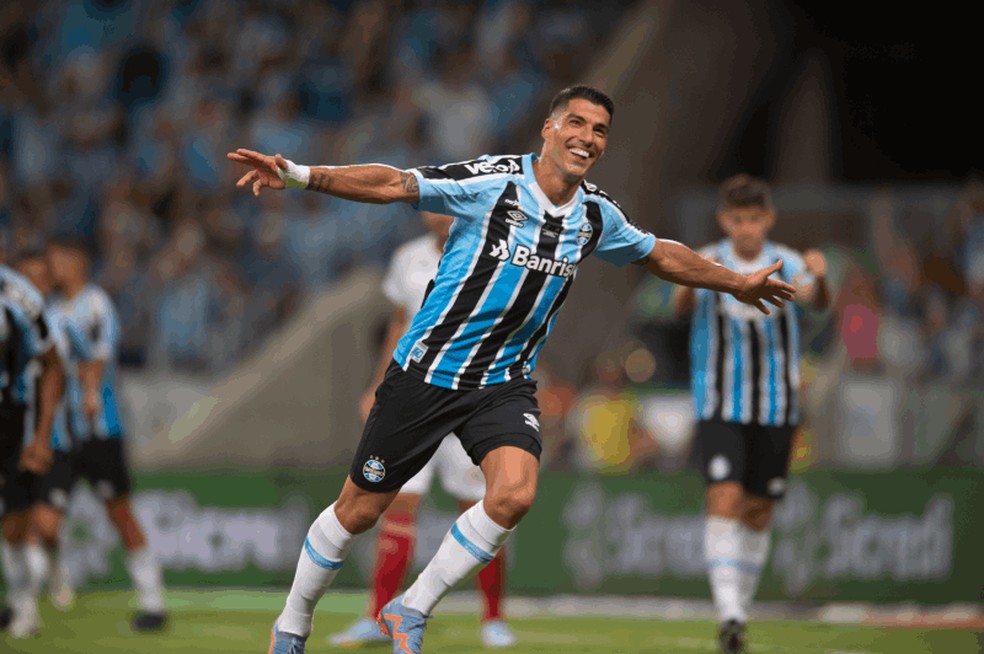 Suárez comemora gol marcado com a camisa gremista — Foto: Max Peixoto e Fernando Alves/FGF