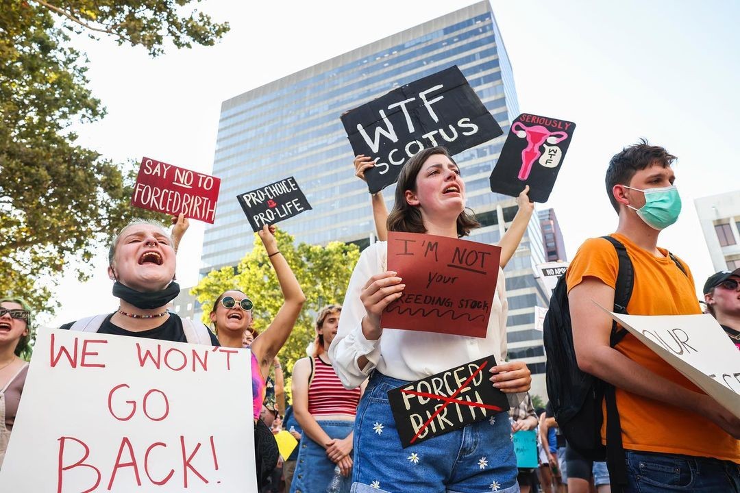 Ativistas pró-aborto reagem à revogação da Roe vs. Wade em Nova Orleans (EUA) em junho (Foto: Reprodução Instagram @nolanews)