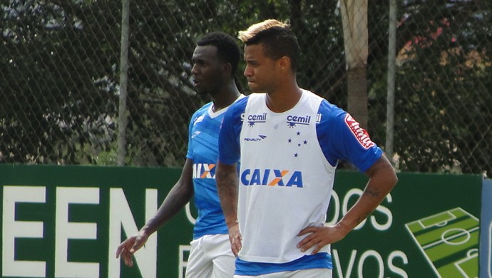 Rafael Silva e Léo em treino do Cruzeiro neste domingo (Foto: Marco Antônio Astoni)