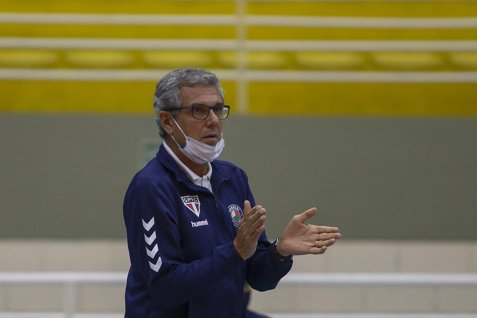 José Roberto Guimarães ficará de olho à beira da quadra para definir grupo rumo a Tóquio — Foto: Giulia Sperandio