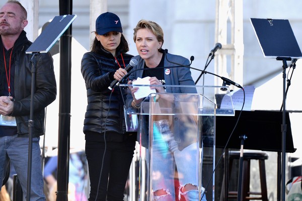 A atriz Scarlett Johansson durante o discurso no qual criticou a postura do ator James Franco (Foto: Getty Images)