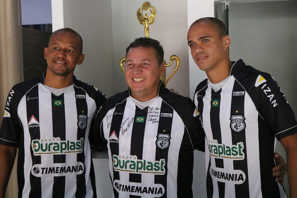 Torcedor tieta Reinaldo Alagoano e Ítalo, já com a nova camisa do Galo para 2018 (Foto: Ramon Smith / Treze)