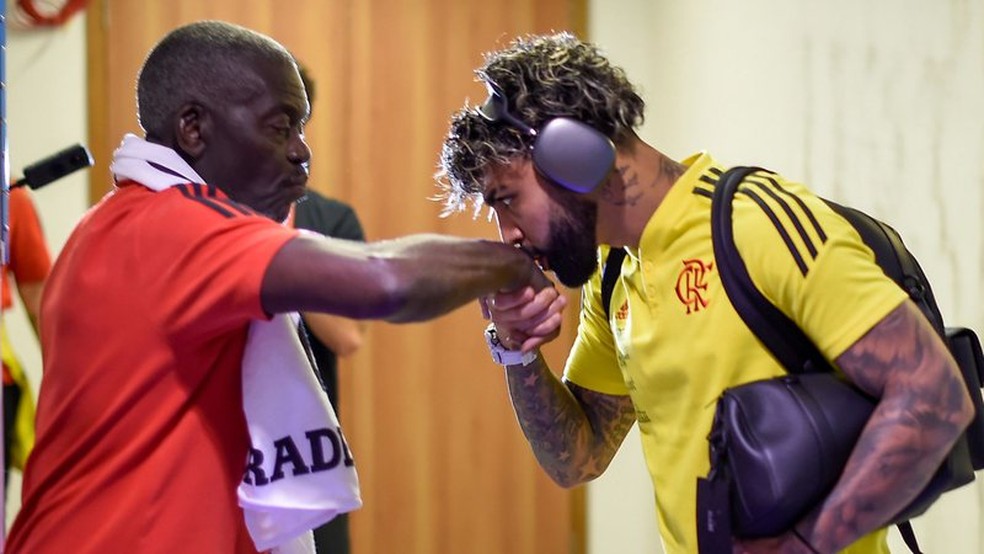 Denir recebe o carinho de Gabigol antes de jogo do Flamengo — Foto: Marcelo Cortes / Flamengo