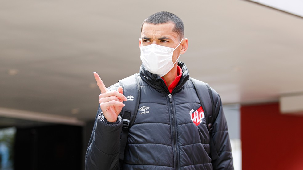 Protegido, Athletico não abre mão de multa para liberar Santos ao Flamengo